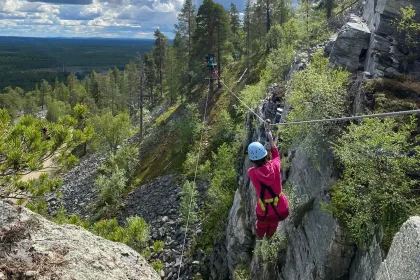 Ziplining auf dem Berg in Finnland.