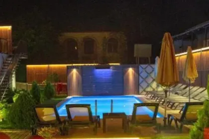 Hotel garten mit Pool.