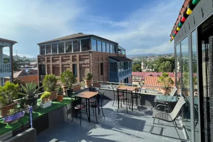 Boutique Hotel balkon mit Ausblick in die Stdat Tiflis.
