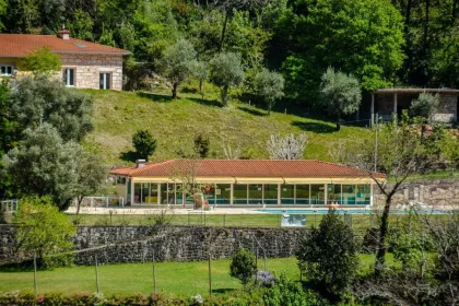 Hotel in Gerês mit pool draußen.