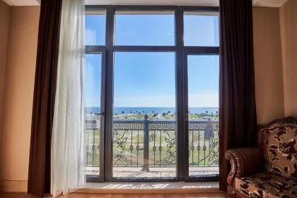 Hotel fenster ausblick zum Strand.