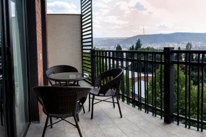 Hotel ausblick in die Stadt vom Balkon.