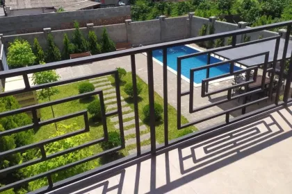 Hotel mit Balkon und unten im garten hat man ein pool.