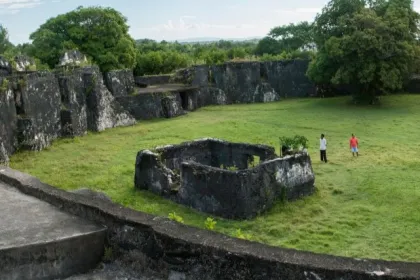 Besichtigung des Forts in Foulpointe.