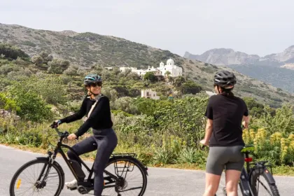 2 personen fahren fahrrad.