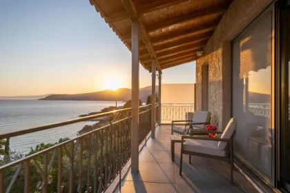 Hotel Zimmer mit Balkon beim Sonnenuntergang und Meeresausblick in Griechenland.