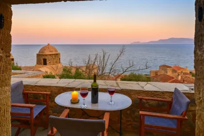 hotel in Monemvasia mit Meeresausblick beim Sonnenuntergang.