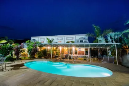 hotel in foulpointe mit pool.