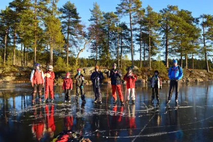 Gruppe von Menschen machen Langlaufskiern.