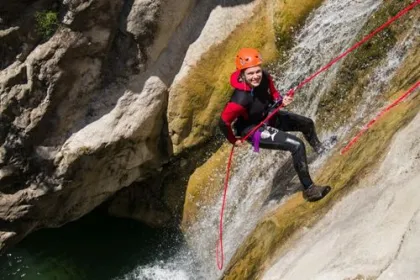 Ein Mädchen beim Abstieg während des Canyoning