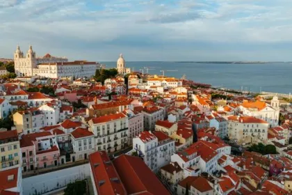 Die Hauptstadt Portugals, Lissabon. Blick von oben auf Häuser