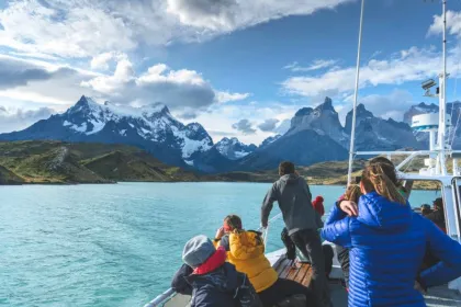 Wanderreise Patagonien Feuerland - Katamaranfahrt über den Lago Pehoé.