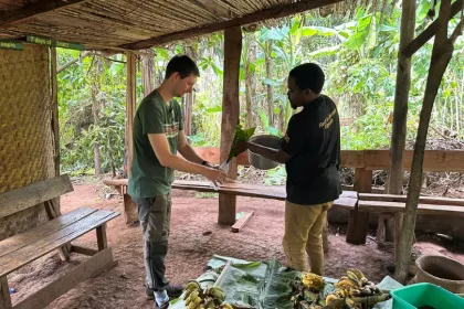 Uganda Reise - Kaffee herstellen mit Locals.