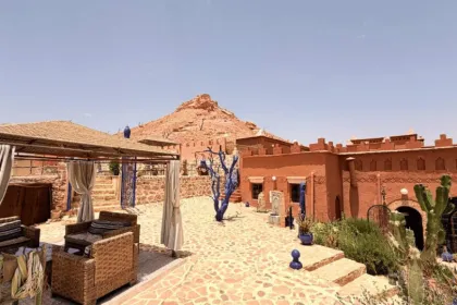 Klassische marokanische Riad in der Wüstenlandschaft von Aït Ben Haddou.