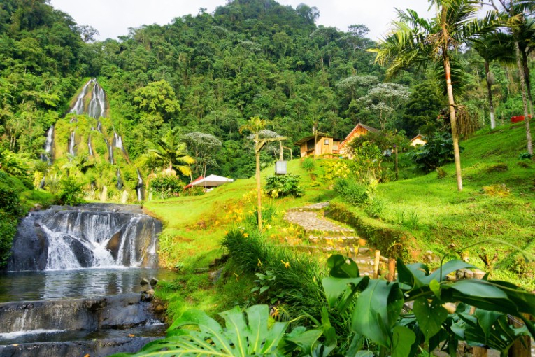 waterval in jungle