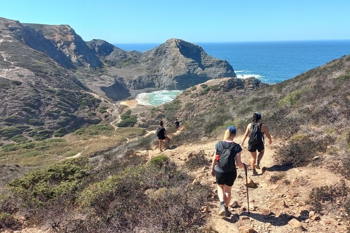 Reisende wandern auf dem Fishermen’s Trail.