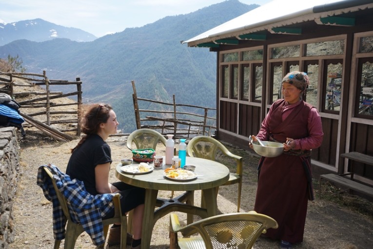 Nepal - familie bei einheimischer Frau.