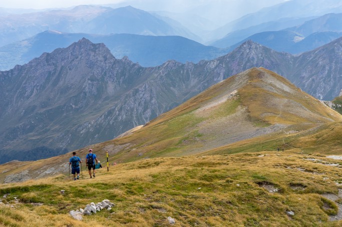 Zwei Reisende wandern in der Natur.