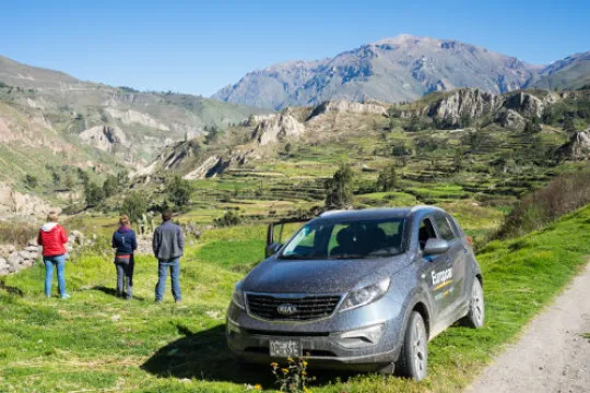 Eine Gruppe von Personen steht bei der Mietwagenreise in Peru am Wegesrand und schaut sich die schöne Landschaft an