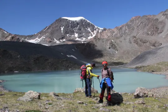 Zwei Wanderer an einem See in den Bergen der Mongolei