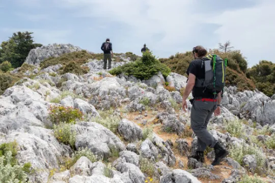 Zwei personen wandern auf einen Berg in Kreta
