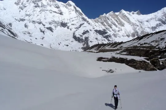 Eine Frau wandert in der Landschaft zum Annapurna Basislager