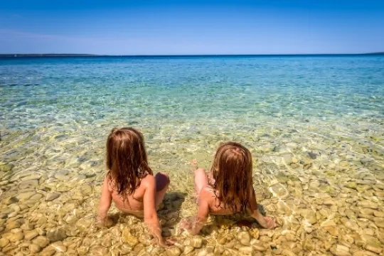 Zwei Kindern platschen im Wasser