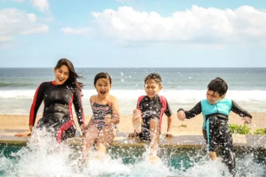 Vier Kinder am Strand von den Kapverden