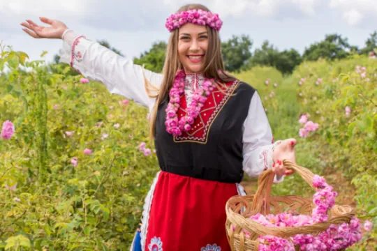 Frau in bulgarischer Tracht 