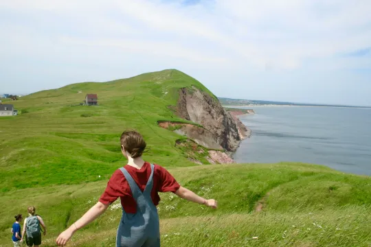 Familienreise nach Irland, Mädchen steht auf der Klippe.