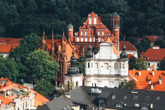 Aussicht auf weiße und braune Kirchen in Vilnius, Litauens Hauptstadt.