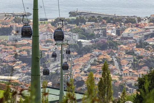 Stadtansicht mit Seilbahnen.