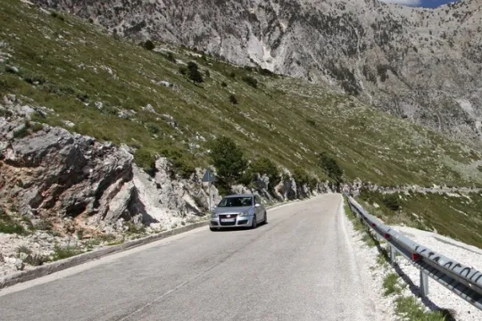 Ein Mietwagen ist auf dem Weg auf den Bergen in Albanien.