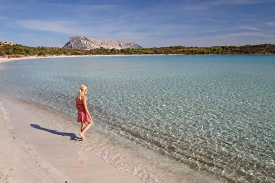 Ein Kind am Strand.