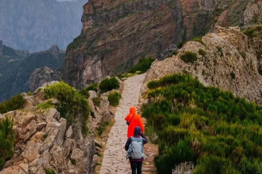 Ein atemberaubender Wanderweg auf Madeira: Der PR1 – Vereda do Areeiro führt bei strahlendem Sommerwetter über den Wolken vom Pico do Arieiro zum Pico Ruivo.