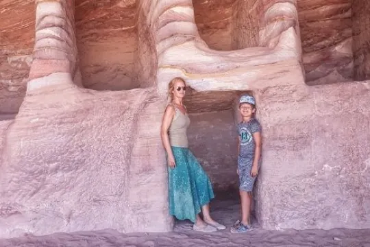 Jordanien mit Kindern: Nina und ihr Sohn in Jordanien.