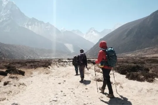 Ladakh Trekking Reise: Eine Gruppe wandert durch Ladakh
