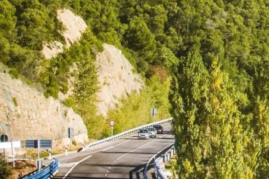 Auto auf Autobahn in Spanien während Mietwagenrundreise.