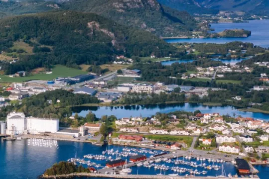 Luftaufnahme der Stadt Stavanger und der umliegenden Natur und Küste.